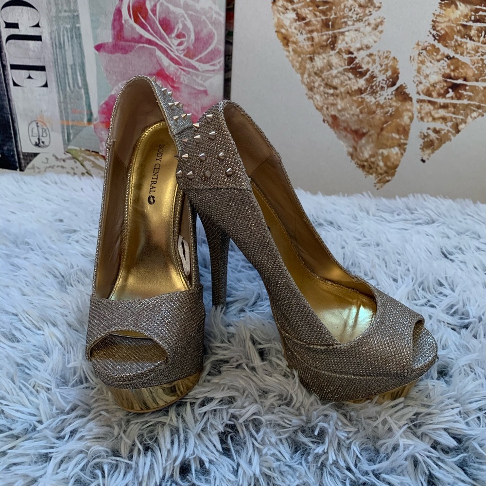 Gold Studded Pump
